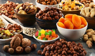 Kurutulmuş meyve ve fındıklı kompozisyon. Lezzetler