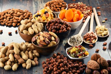 Kurutulmuş meyve ve fındıklı kompozisyon. Lezzetler