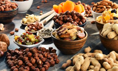 Kurutulmuş meyve ve fındıklı kompozisyon. Lezzetler