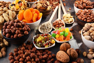 Kurutulmuş meyve ve fındıklı kompozisyon. Lezzetler