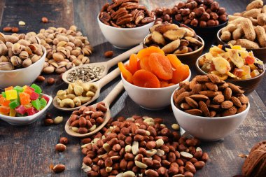 Kurutulmuş meyve ve fındıklı kompozisyon. Lezzetler