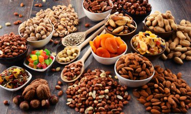 Kurutulmuş meyve ve fındıklı kompozisyon. Lezzetler