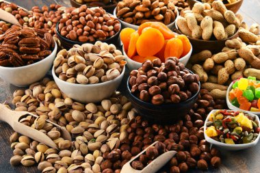 Kurutulmuş meyve ve fındıklı kompozisyon. Lezzetler