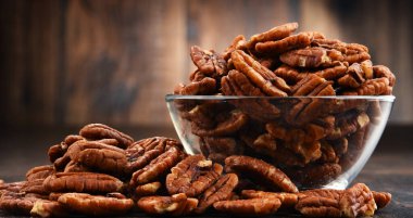 Tahta masada fındıklı kase. Lezzetler