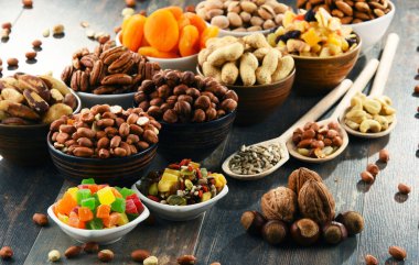 Kurutulmuş meyve ve fındıklı kompozisyon. Lezzetler