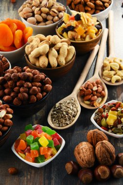 Kurutulmuş meyve ve fındıklı kompozisyon. Lezzetler