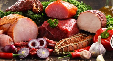 Jambon ve sosis dahil çeşitli et ürünleri..