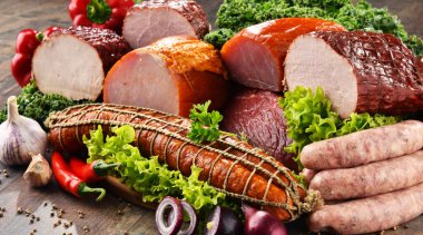 Jambon ve sosis dahil çeşitli et ürünleri..