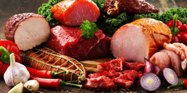 Jambon ve sosis dahil çeşitli et ürünleri..