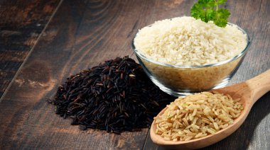 Tahta masadaki pirinç kasesiyle kompozisyon.