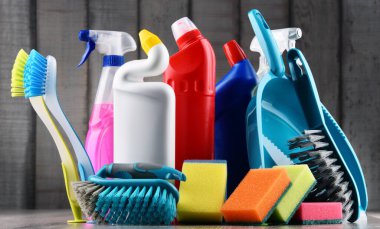 Çeşitli deterjan şişeleri ve kimyasal temizlik malzemeleri.