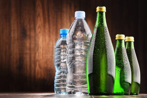 Samenstelling Met Verschillende Soorten Flessen Met Mineraalwater — Stockfoto