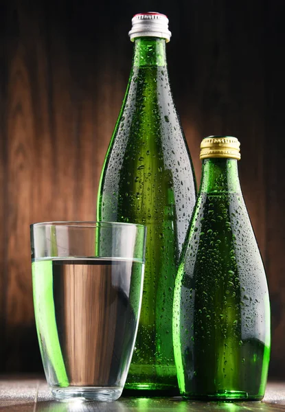 Composizione Con Vetro Bottiglie Acqua Minerale — Foto Stock