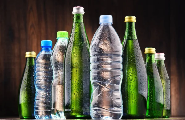 Komposisi Dengan Berbagai Macam Botol Yang Mengandung Air Mineral — Stok Foto