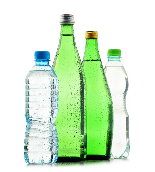 Glazen Plastic Flessen Mineraalwater Geïsoleerd Witte Achtergrond — Stockfoto