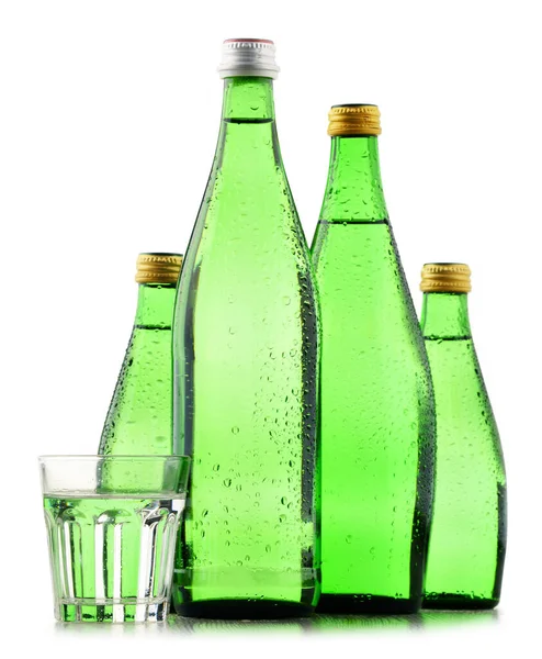 Bottiglie Vetro Acqua Minerale Isolata Sfondo Bianco — Foto Stock