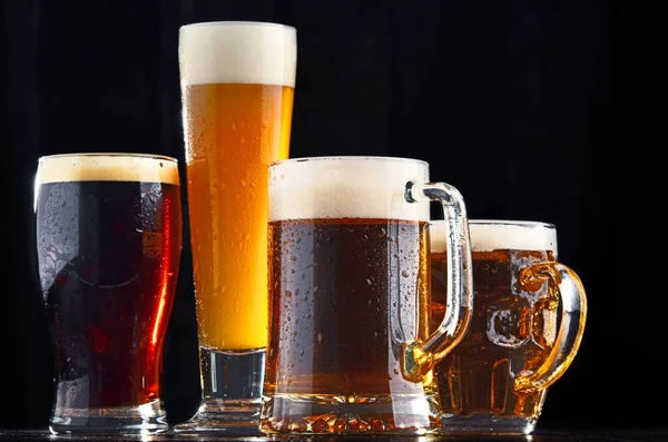 Cuatro Vasos Cerveza Sobre Fondo Madera —  Fotos de Stock