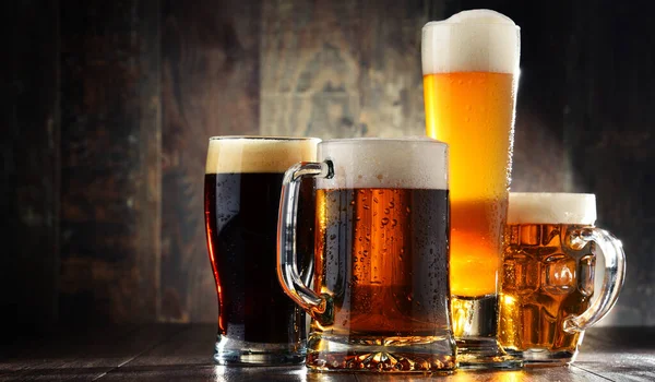 Vier Gläser Bier Auf Holzboden — Stockfoto