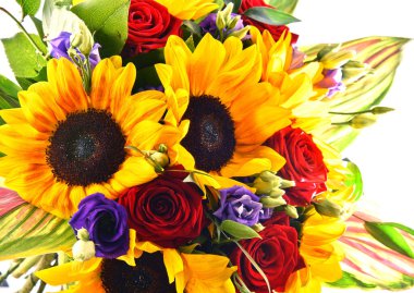 Ayçiçekleri ve güller de dahil olmak üzere bir buket çiçekle kompozisyon