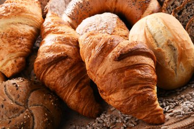 Çeşitli pişirme ürünleri içeren kompozisyon.