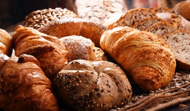 Çeşitli pişirme ürünleri içeren kompozisyon.