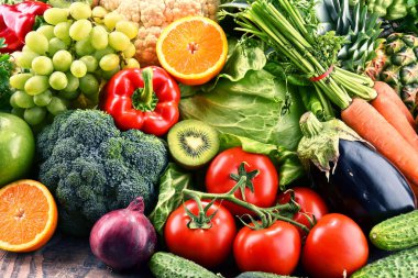 Çeşit çeşit çiğ organik sebze ve meyve kompozisyonu. Detoks diyeti