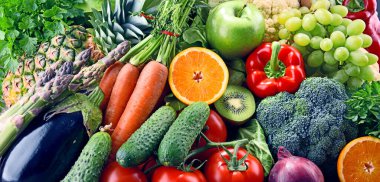 Çeşit çeşit çiğ organik sebze ve meyve kompozisyonu. Detoks diyeti