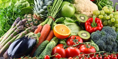 Çeşit çeşit çiğ organik sebze ve meyve kompozisyonu. Detoks diyeti