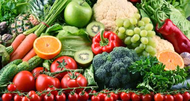 Çeşit çeşit çiğ organik sebze ve meyve kompozisyonu. Detoks diyeti