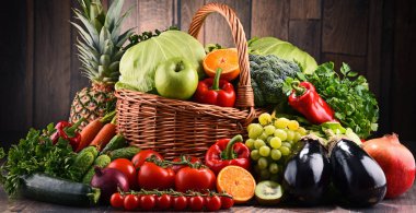 Çeşit çeşit çiğ organik sebze ve meyve kompozisyonu. Detoks diyeti