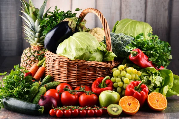 Sammansättning Med Diverse Råa Ekologiska Grönsaker Och Frukter Avgiftningsdiet — Stockfoto