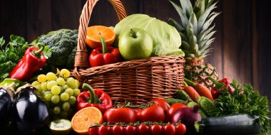 Çeşit çeşit çiğ organik sebze ve meyve kompozisyonu. Detoks diyeti