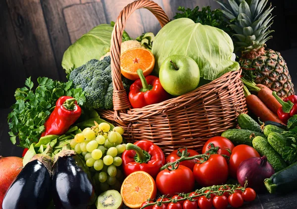 混合了各种生鲜蔬菜和水果的成分 排毒饮食 — 图库照片