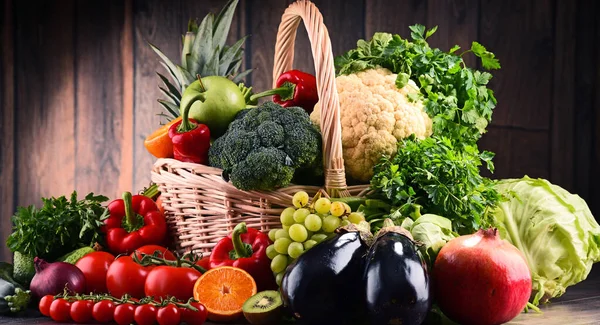混合了各种生鲜蔬菜和水果的成分 排毒饮食 — 图库照片