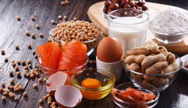Yumurta, süt, soya, fıstık, fındık, balık, deniz ürünleri ve buğday unu gibi ortak gıda alerjisi olan bileşim