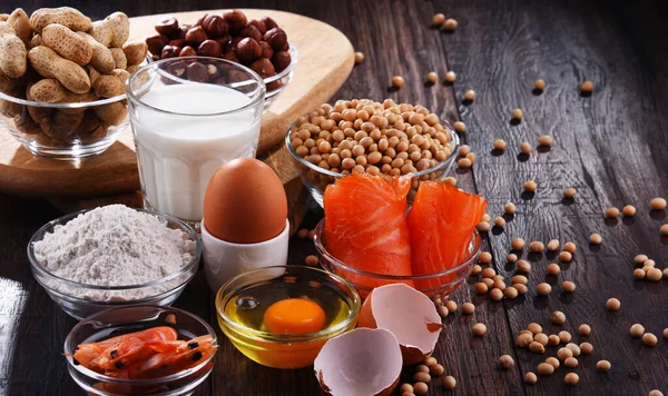 Yumurta, süt, soya, fıstık, fındık, balık, deniz ürünleri ve buğday unu gibi ortak gıda alerjisi olan bileşim