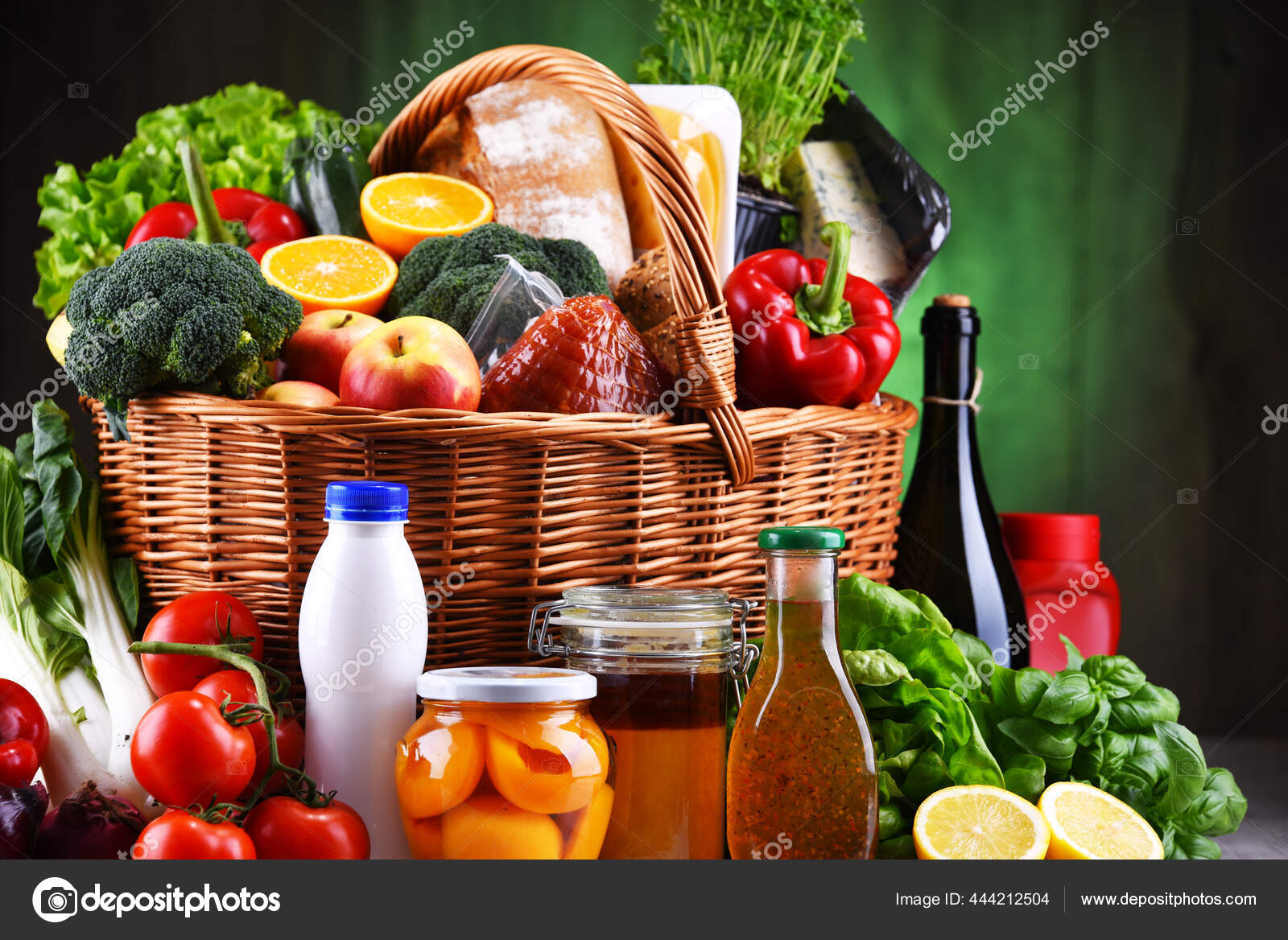 Cesta Vime Com Produtos Mercearia Variados Incluindo Legumes Frescos Frutas  — Foto © monticello #444212504, image size:1600x1168