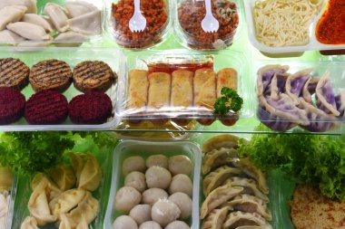 Plastik kutularda çeşitli hazır gıda ürünleri var..