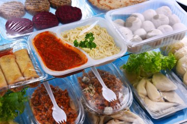 Plastik kutularda çeşitli hazır gıda ürünleri var..