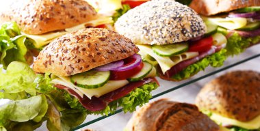 Jambonlu ve peynirli sandviçler satılık..