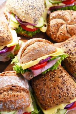 Jambonlu ve peynirli sandviçler mutfak masasında..