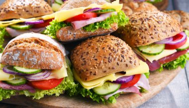 Jambonlu ve peynirli sandviçler mutfak masasında..