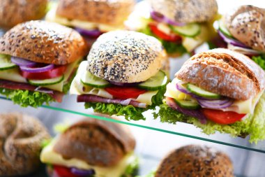 Jambonlu ve peynirli sandviçler satılık..