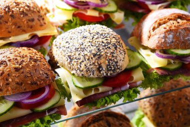 Jambonlu ve peynirli sandviçler satılık..