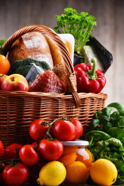 Taze sebze ve meyve içeren çeşitli sebze ürünleriyle dolu bir sepet.