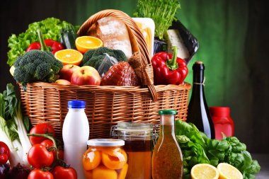 Taze sebze ve meyve içeren çeşitli sebze ürünleriyle dolu bir sepet.