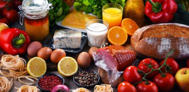 Ahşap mutfak masasında çeşitli organik gıda ürünleri..