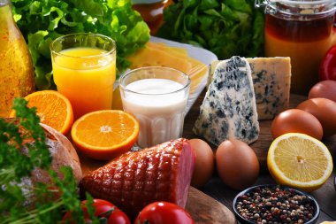 Ahşap mutfak masasında çeşitli organik gıda ürünleri..
