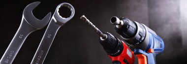 Kablosuz matkap, vida tabancası ve ucu açık anahtar gibi farklı donanım araçları ile bileşim