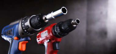 Bir vida tabancası ve kablosuz matkap..